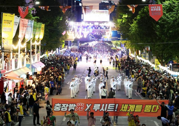 제21회 광주 추억의 충장축제 나흘째인 10월 5일 오후 광주 동구 금남로에서 열린 축제의 하이라이트 충장 파이어아트 퍼레이드에서 전국 경연 참가팀이 퍼레이드하고 있다. 연합뉴스