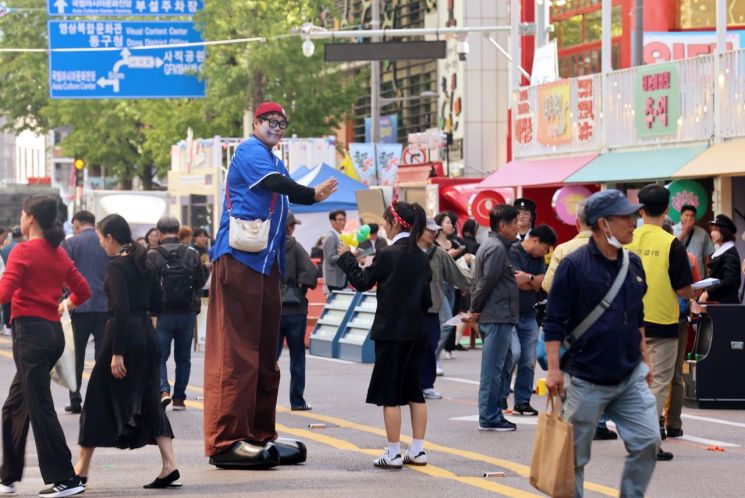 제21회 광주 추억의 충장축제가 개막한 10월 2일 광주 동구 금남로에서 시민들이 축제를 즐기고 있다. 연합뉴스