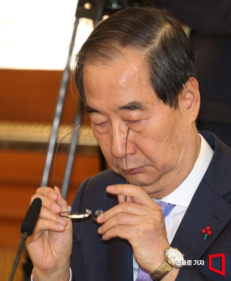 한덕수 국무총리가 지난 12일 서울 종로구 정부서울청사에서 열린 국가지식재산위원회에 참석, 안경을 고쳐 쓰고 있다. 조용준 기자