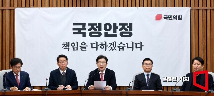 권성동 "<b>수련</b> 중단 <b>전공의</b> 병역법 <b>특례</b> 필요…정부 검토 요청"