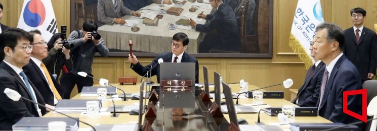 이창용 한국은행 총재가 28일 서울 중구 한국은행에서 열린 금융통화위원회에서 의사봉을 두드리고 있다. 사진공동취재단