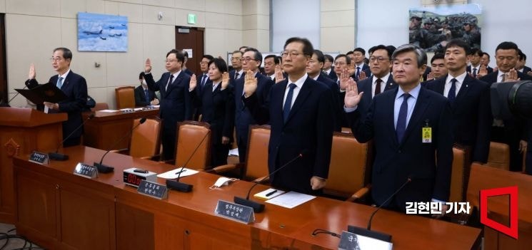 [포토] 내란 <b>국조특위</b> 증인 선서하는 <b>한덕수</b> <b>총리</b>와 <b>국무</b>위원들