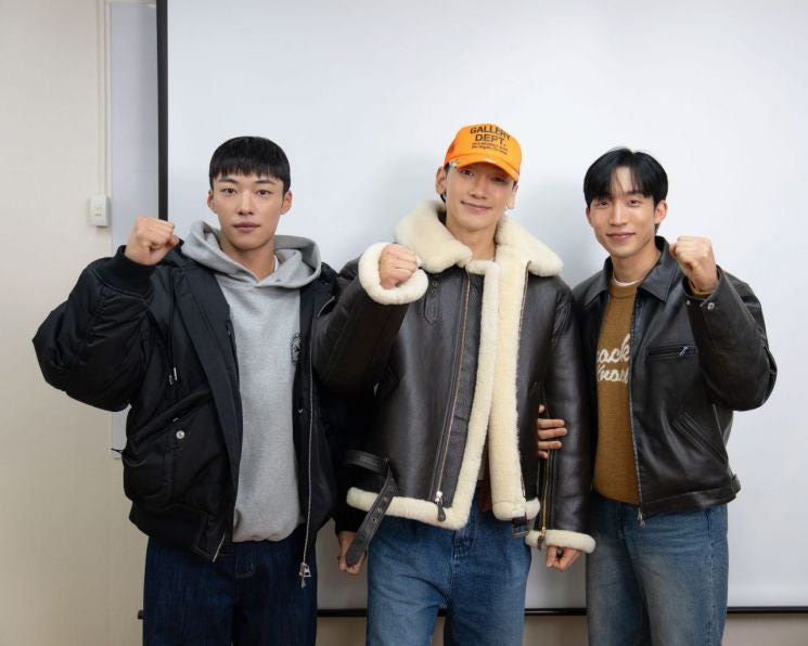 넷플릭스 '<b>사냥개들</b>' <b>시즌 2</b> 제작…<b>정지훈</b> 합류