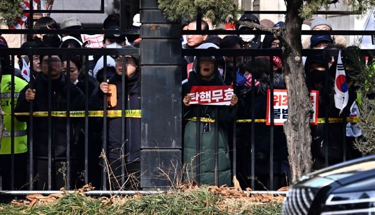 '尹 구속심사' <b>서부지법</b> 담 넘어 무단침입…17명 체포
