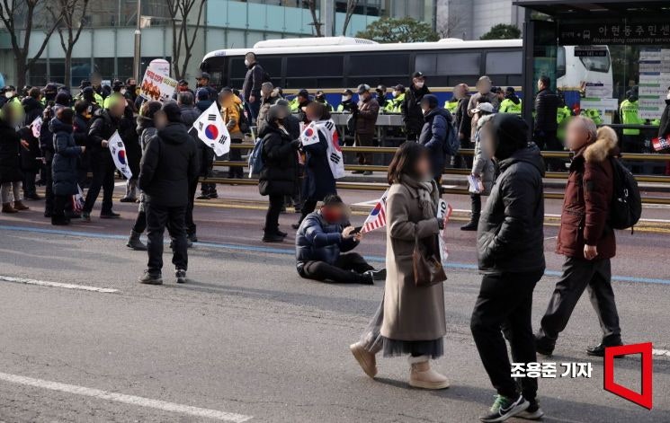 경찰 <b>폭행</b>·<b>공수처 차량</b> 공격…경찰, 尹 <b>지지자</b> 40명 체포(종합)