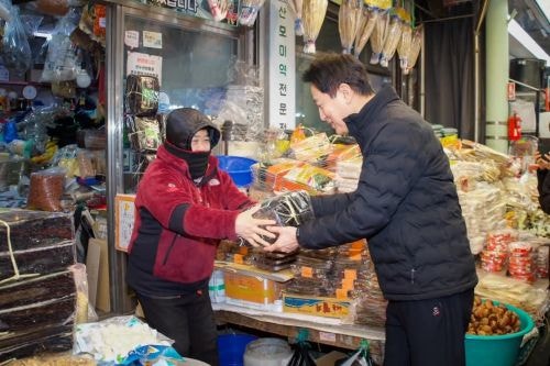 <b>오세훈 서울시장</b>, 설 맞아 <b>민생</b> 행보…"소비 동참이 애국"