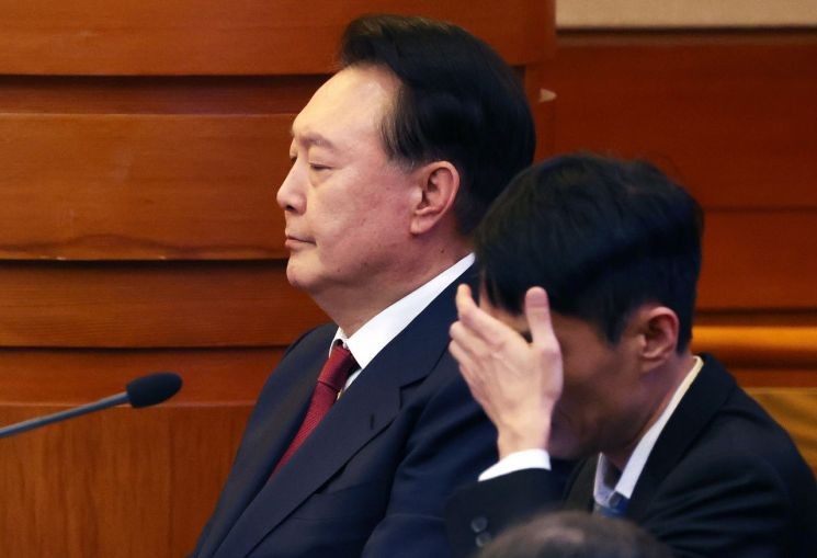 <b>정진석 비서실장</b>, 尹<b>대통령 접견</b>…수석급 참모진 동행