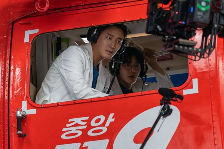 글로벌 닥쳐 신드롬…<b>주지훈</b> '<b>중증외상센터</b>' 넷플릭스 2위