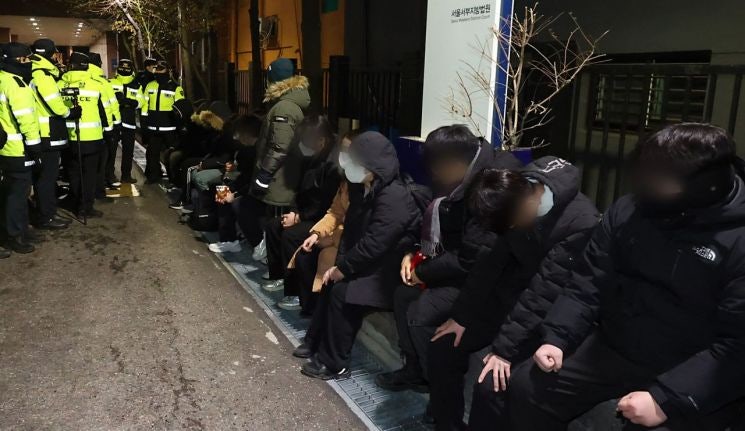 경찰, <b>서부지법</b> 폭력 사태 '<b>녹색 점퍼</b> 남성' 구속영장 신청