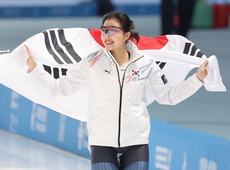 '신예' <b>이나현</b>, <b>김민선</b> 제치고 <b>빙속</b> 여자 <b>100ｍ</b> 金(종합)