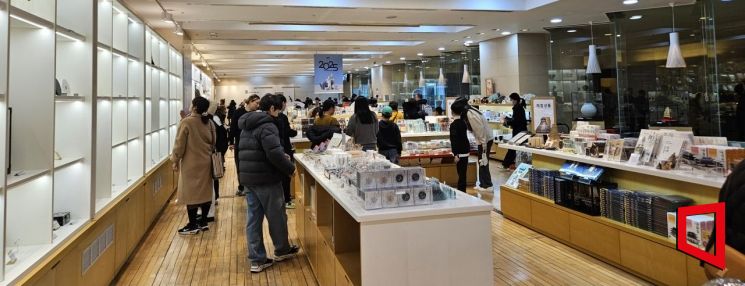 11일 오후 3시께 국립중앙박물관의 상품관이 구경하는 사람들로 붐비고 있다. 최영찬 기자