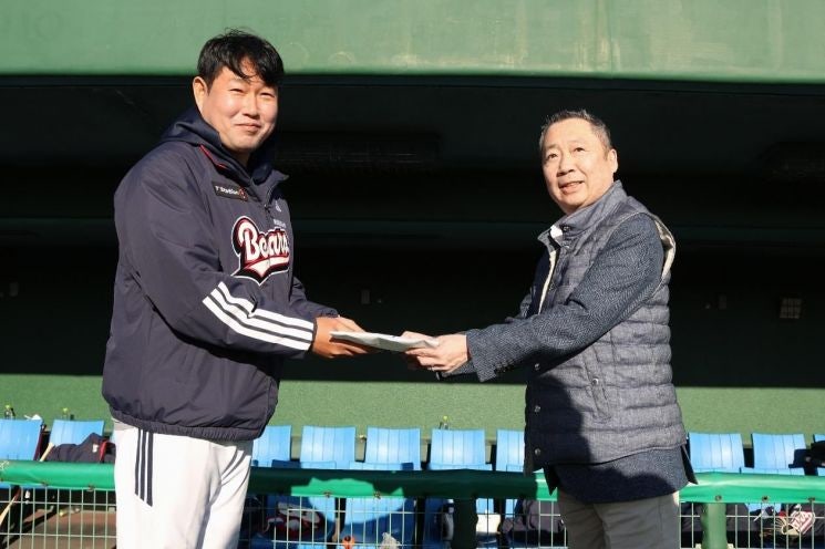 <b>박정원</b> <b>두산</b> 회장, 日전지훈련장 찾아 "4,5위 하려고 <b>야구</b>하는 것 아냐...