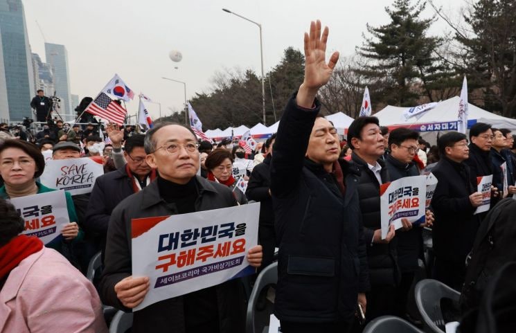 與의원 37명, 여의도 <b>탄핵</b>반대 집회 참석…"尹 복귀 위해 힘모아야"