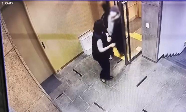 封閉的電路(CCTV)屏幕表明,去年1月25日,人民在Sinsa -dong -dong -dong -dong的一棟建築物中遭到戈漢的襲擊,去年1月25日,首爾。由Bae Hyun -Jin提供