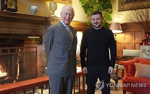 烏克蘭總統杰倫斯基（Ukraine Jellenski）在第二（當地時間）採訪了英國國王查爾斯三世（左）。Upi Yonhap新聞