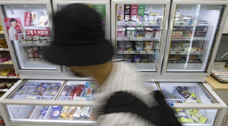 自1日以來，在便利店出售的主要冰淇淋，飲料和糖果的價格立刻上漲。Yonhap新聞