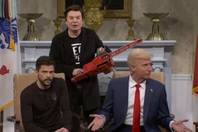 在1日，NBC的政治諷刺喜劇節目“SNL”演員正在重現特朗普和杰倫斯基的演講。穿著T恤和電鋸的演員的角色是Illon Musk Tesla的首席執行官。SNL YouTube捕獲