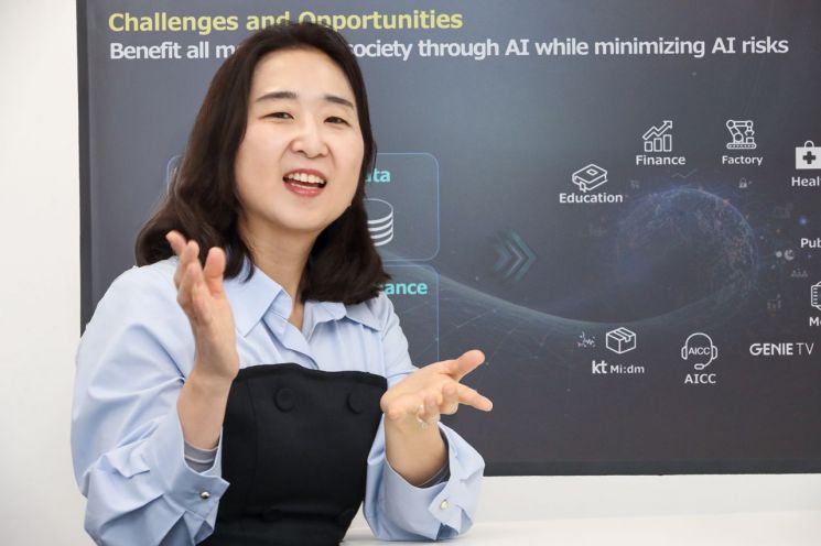 Bae Soon-min, Executive Director of KT AI Future Lab (CRAIO), delivers a presentation as a panelist at a key session at 'Mobile World Congress 2025 (MWC2025)' in Barcelona, Spain, on March 4th (local time). Provided by KT
