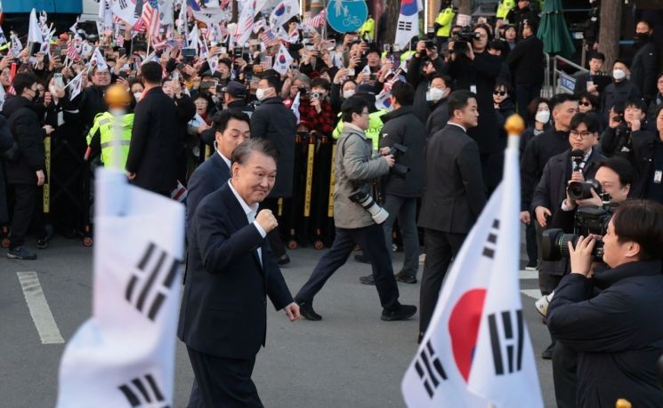 尹, 어젯밤 <b>권성동</b>·나경원 <b>통화</b>…"與지도부 고생 많았다"