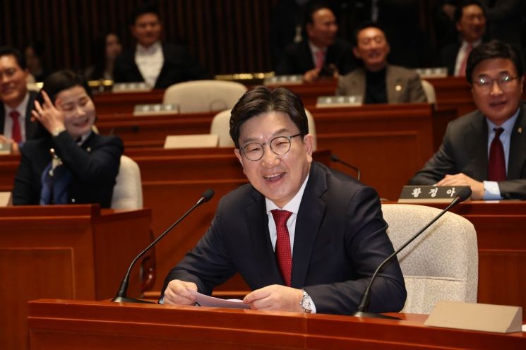 권성동 "野장외투쟁 같은 <b>헌재</b> 압박 안할 것"…與일부 <b>시위</b>엔 "소신"