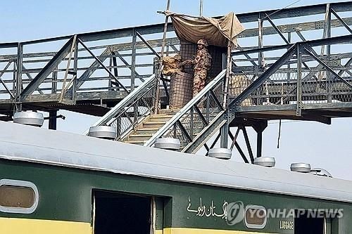 <b>파키스탄</b> 반군, <b>열차</b> 납치해 승객 수백명 <b>인질극</b>