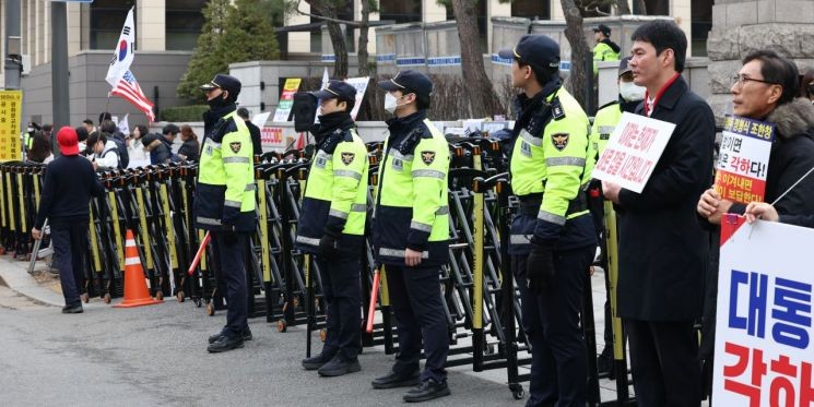 경찰, ‘尹 <b>탄핵</b>선고일’ <b>갑호비상</b> 발령…기동대 2만여명 투입
