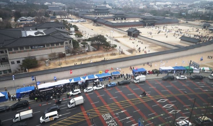 <b>오세훈</b> "헌재 앞 야권 <b>천막</b>은 <b>불법</b>…<b>변상금</b> 부과 등 검토"
