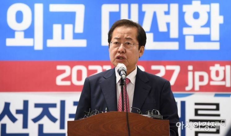 <b>홍준표</b>, <b>명태균</b> <b>카톡</b>대화 공개에 "의례적 답장도 죄가 되나"