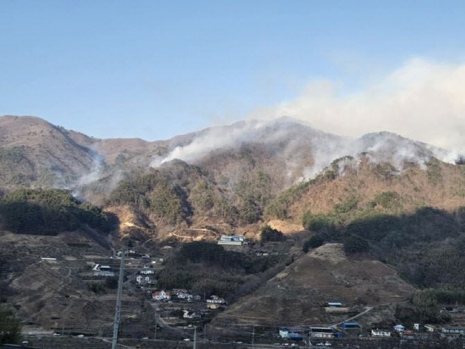 <b>산청</b>군 시천면 대형 <b>산불</b>…<b>3단계</b> 발령·주민 160명 대피