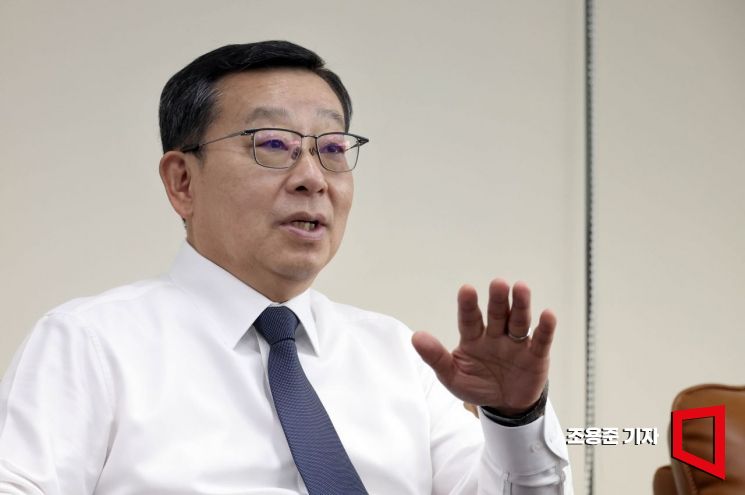 조성환 ISO 회장(전 현대모비스 대표)이 서울 강남구 사무실에서 아시아경제와 인터뷰 하고 있다. 조용준 기자
