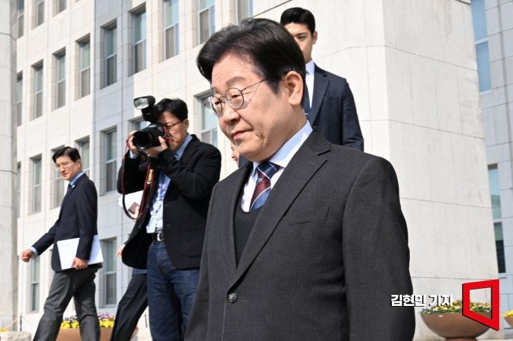 [포토] 광화문 현장 <b>최고위</b> 향하는 <b>이재명 대표</b>