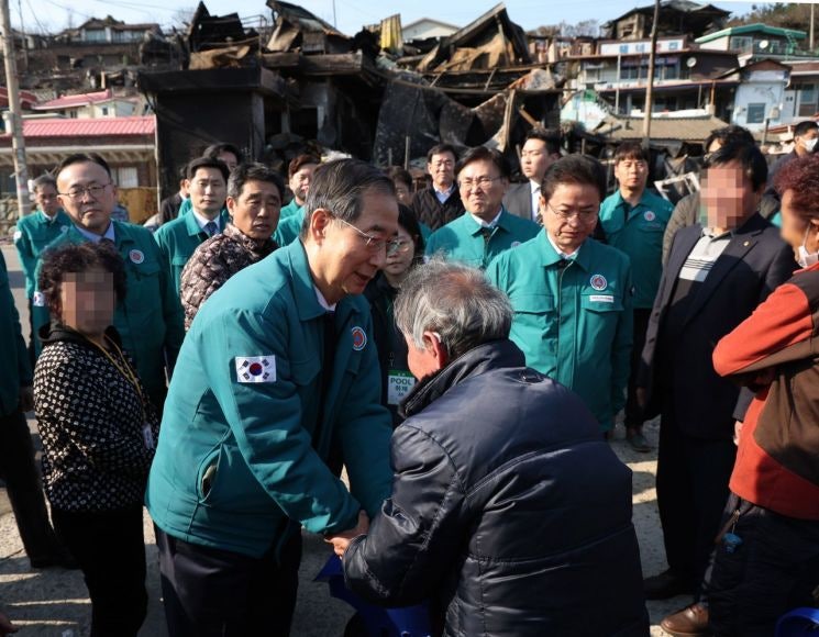 韓대행, 경북 <b>영덕 산불 피해</b> 현장 찾아…"주거 문제 해결방안 검토"