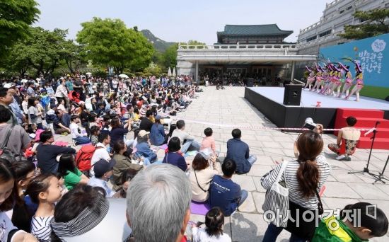Visitors and children watching a Dongchun Circus performance at the National Folk Museum of Korea in Jongno-gu, Seoul, on Children's Day, the 5th. /Kim Hyun-min, Reporter kimhyun81@