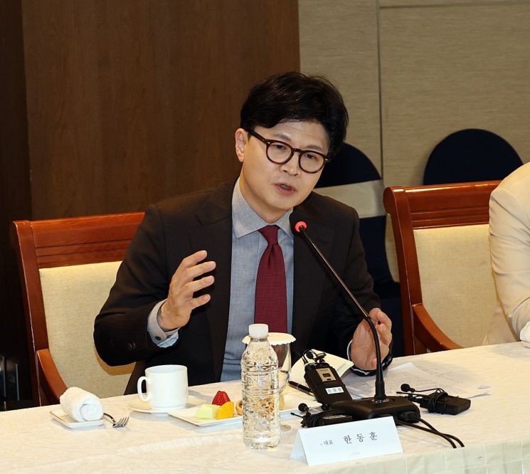 <b>한동훈</b>, 이재명 겨냥 "관세전쟁서 기회 잡아야…전국민 25만원 줄때 아냐...