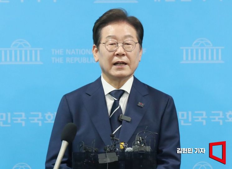 이재명 전 더불어민주당 대표가 11일 국회 소통관에서 '비전 선포식 및 캠프 일정 발표' 기자회견을 마친 뒤 취재진의 질문에 답하고 있다. 2025.04.11 김현민 기자