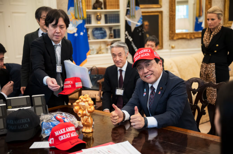 지난 19일 백악관은 소식지를 통해 지난 16일 일본 아카자와 료세이 경제재생상이 MAGA 모자를 쓰고 환하게 웃으며 양손의 엄지손가락을 치켜세우고 있는 사진을 배포했다. 백악관