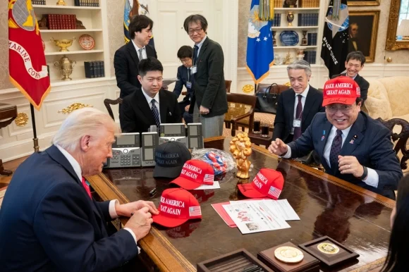 그간 미언론들은 MAGA 모자가 미국 내외에서 매우 강한 정치적 상징으로 여긴다는 점에서, 트럼프가 이를 정치·외교 무대에서 활용하는 점을 비판해 왔다. 사실상 트럼프가 시각적인 충성 서약을 강요하는 것으로, 이 모