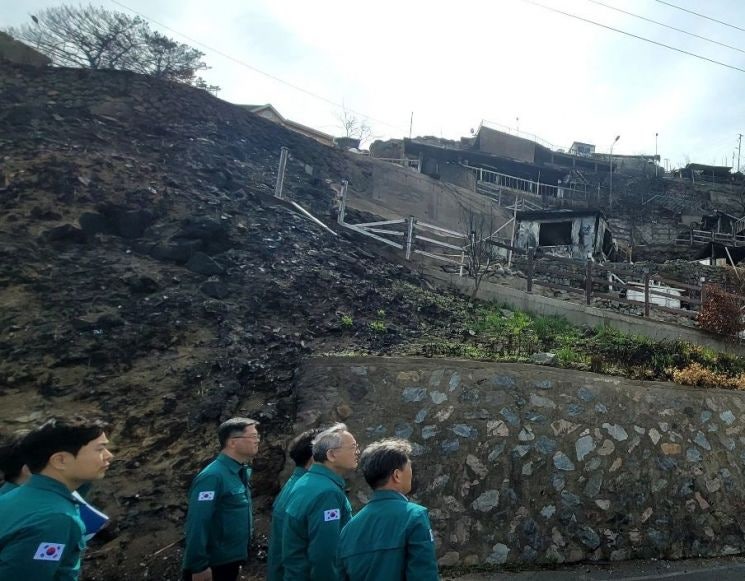 <b>유인촌 장관</b> "<b>산불 피해</b> 지역 많이 찾는게 도와주는 것"