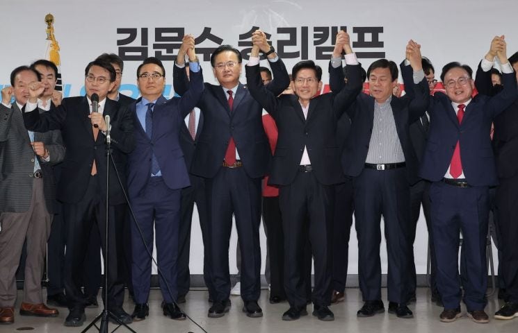 <b>홍준표 캠프</b> 핵심 인사들 <b>김문수 지지</b>…"유일한 승리 방정식"