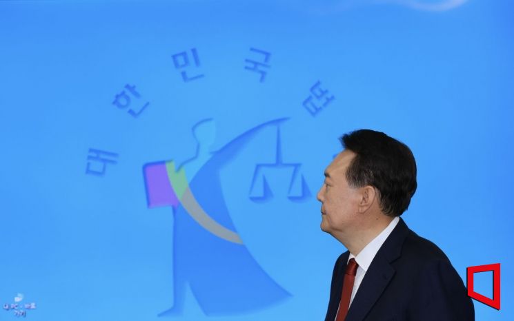 윤석열 전 대통령이 21일 서초동 서울중앙지법에서 열린 내란 우두머리 혐의에 대한 두 번째 정식 재판에 출석하고 있다.2025.4.21 사진공동취재단