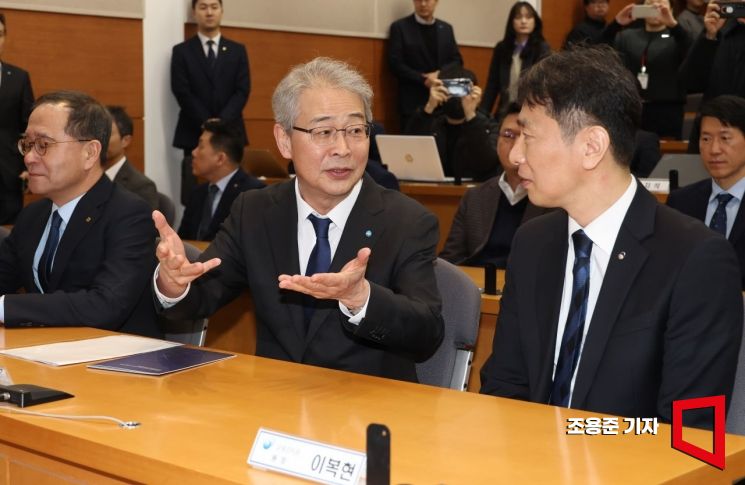 이복현 금융감독원장(오른쪽)과 임종룡 우리금융회장(가운데)이 13일 서울 삼청동 한국금융연수원에서 금융감독원·금융연수원·은행연합회·금융지주 간 사외이사 양성 및 역량 강화를 위한 업무협약식에 참석,이야기를 나누고 