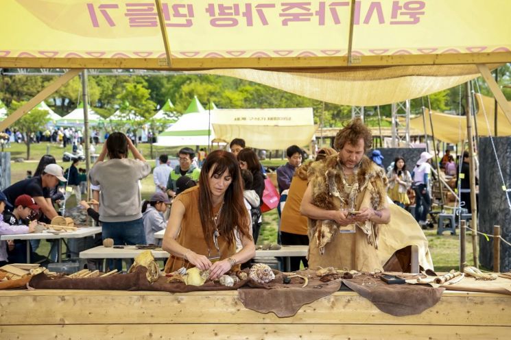 외국인 관광객들이 2일 연천군 전곡리 유적지 일원에서 개박한 '2025 제32회 연천 구석기축제'를 즐기고 있다.연천군 제공