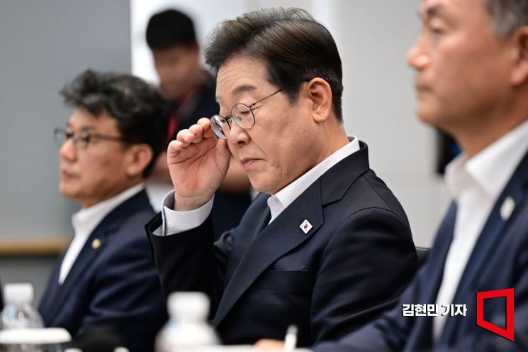 이재명 더불어민주당 대선 후보가 28일 오후 경기도 이천시 SK하이닉스 이천캠퍼스에서 열린 'K-반도체' AI메모리반도체 기업 간담회에 참석해 자료를 살펴보고 있다.2025.4.28 김현민 기자