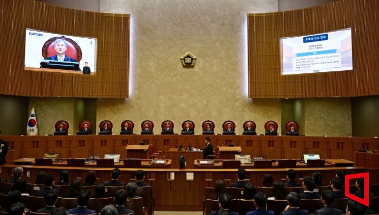 조희대 대법원장을 비롯한 대법관들이 1일 오후 서울 서초구 대법원에서 이재명 더불어민주당 대선 후보의 공직선거법 위반 사건 상고심 선고를 위해 입정하고 있다.2025.05.01 사진공동취재단
