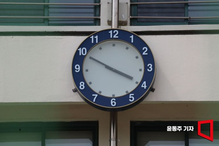 2023년 폐교된 화양초등학교 시계가 멈춰있다.2025.04.16 윤동주 기자