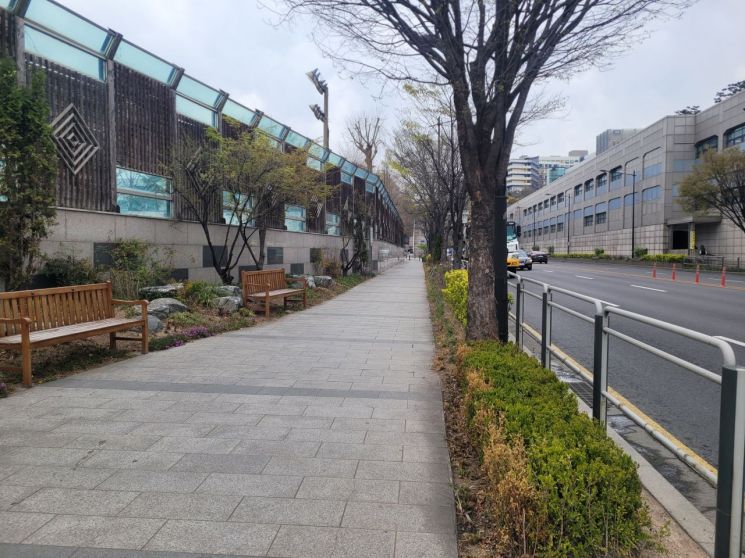 지난 4월9일 방문한 서울 성동구 덕수고 폐교 부지 인근 지역.사람은 좀처럼 찾아보기 힘들다.공병선 기자