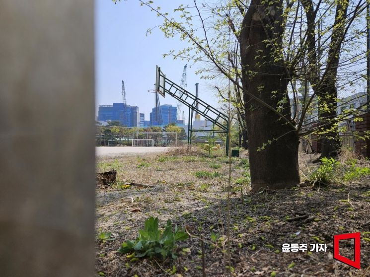 2024년에 폐교된 성수공업고등학교 운동장에 잡초가 무성하다.2025.04.16 윤동주 기자