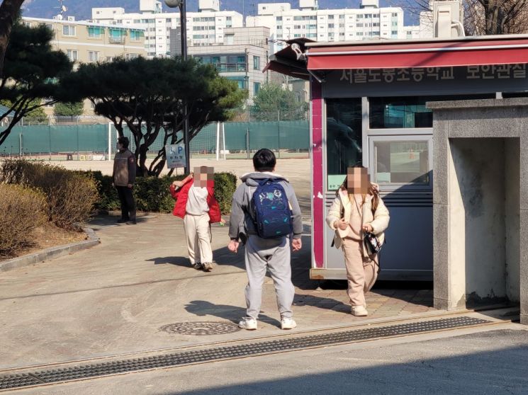 지난 3월20일 오후 3시께 서울 도봉구 도봉고 폐교 부지에서 수업을 마친 초등학생들이 하교하고 있다.공병선 기자