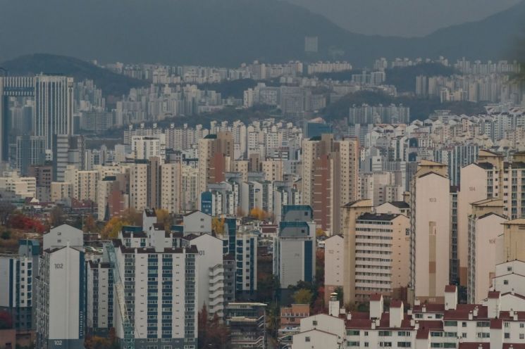 서울 인왕산에서 바라본 서울 시내 아파트 모습.연합뉴스