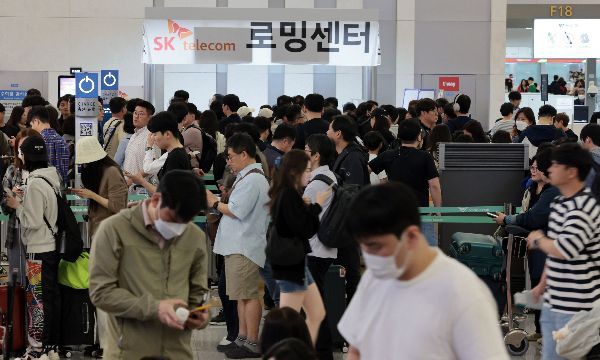 1일 인천국제공항 제1여객터미널 출국장 내 SK텔레콤 로밍센터에서 출국자들이 유심 교체를 위해 줄을 서고 있다.연합뉴스